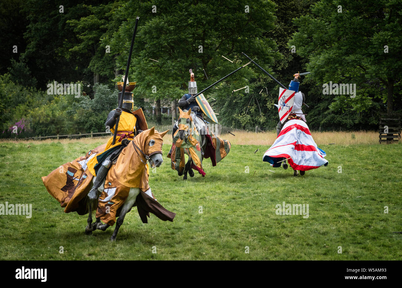 Chevaliers en armure médiévale monté à cheval au cours des combats de démonstration de joutes Banque D'Images