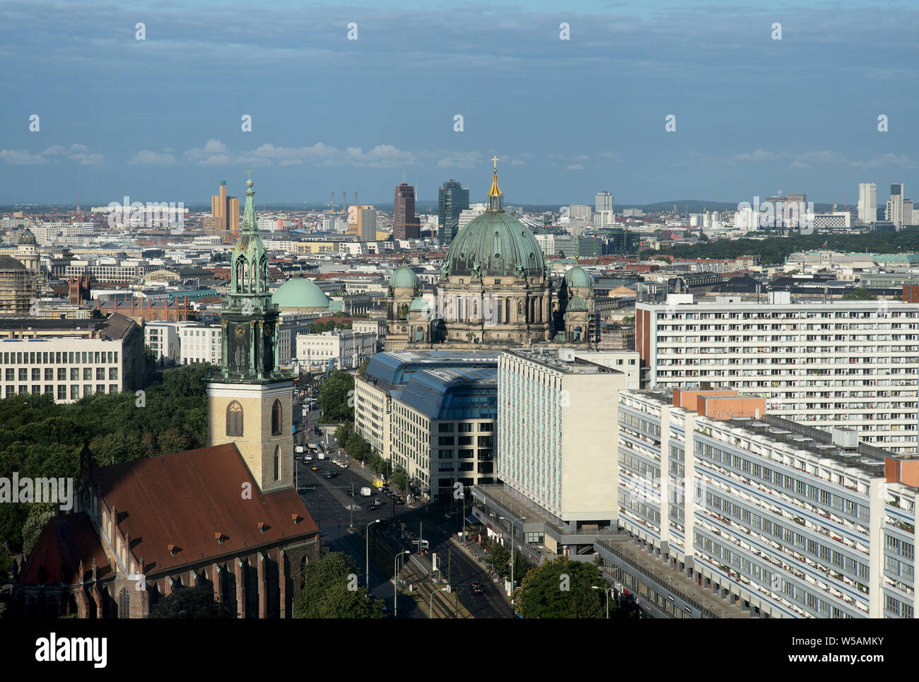 Sur Berlin Alexanderplatz de l'ouest en direction du centre-ville, dans l'église de Sainte Marie (à gauche) et la cathédrale de Berlin avec sa coupole (centre). Banque D'Images