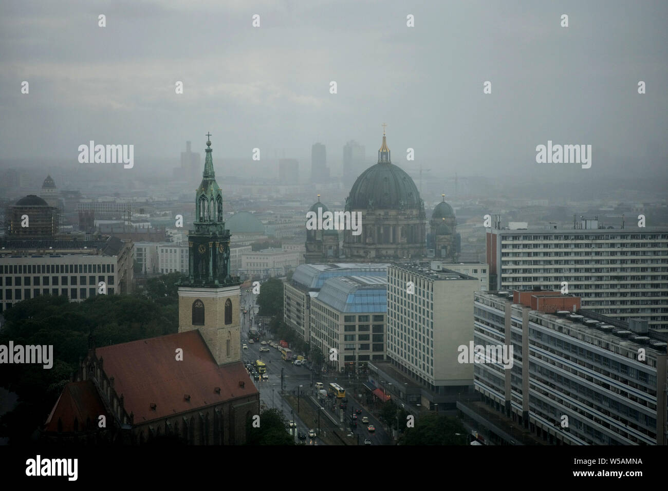 Sur Berlin Alexanderplatz de l'ouest en direction du centre-ville, dans l'église de Sainte Marie (à gauche) et la cathédrale de Berlin avec sa coupole (centre). Banque D'Images