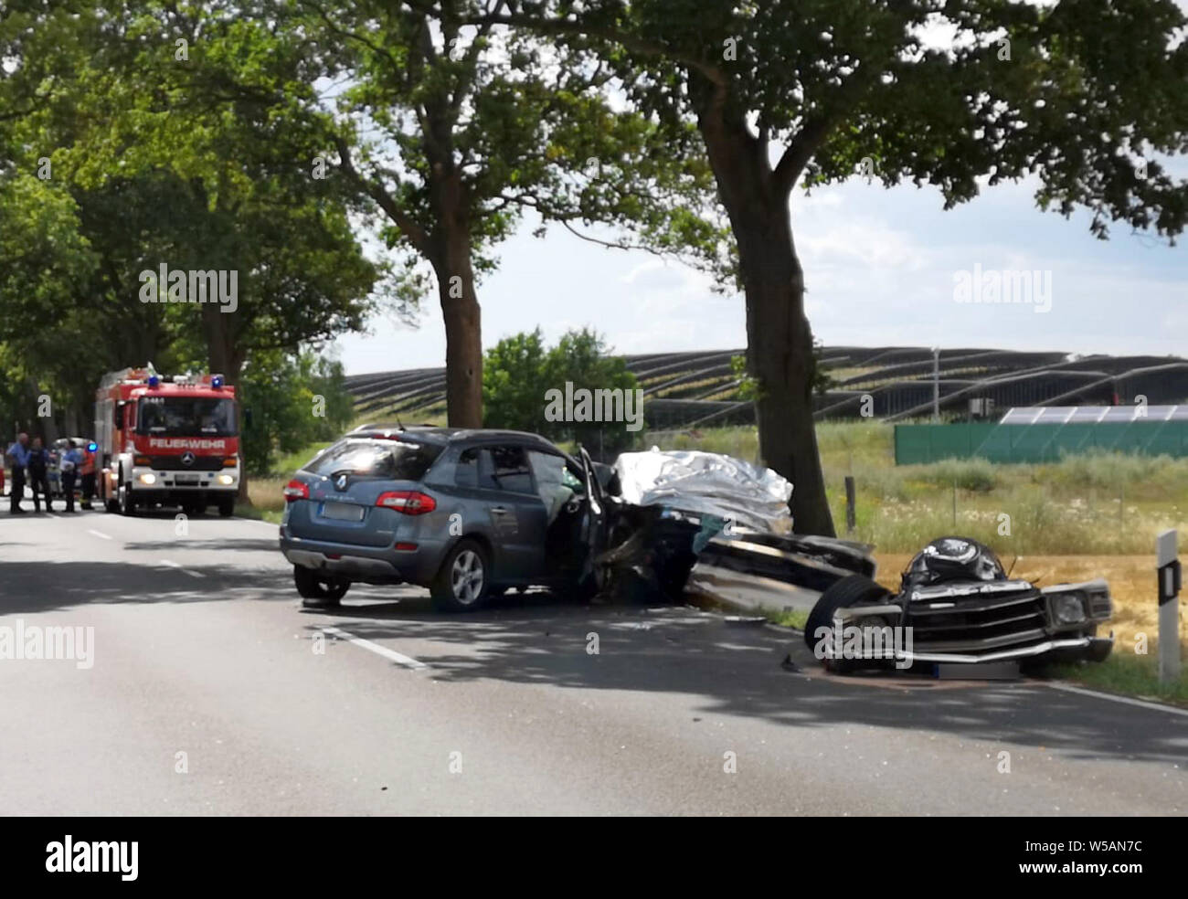 Werneuchen, Allemagne. 27 juillet, 2019. L'une des voitures impliquées dans l'accident et l'avant d'un autre véhicule sont debout sur la Bundesstraße 158. Deux hommes ont été tués dans l'accident et deux autres ont été grièvement blessés. La cause exacte de l'accident n'est pas encore connu. Crédit : -/TeleNewsNetwork/DPA - ATTENTION : Les plaques étaient pixelisées pour des raisons juridiques/dpa/Alamy Live News Banque D'Images