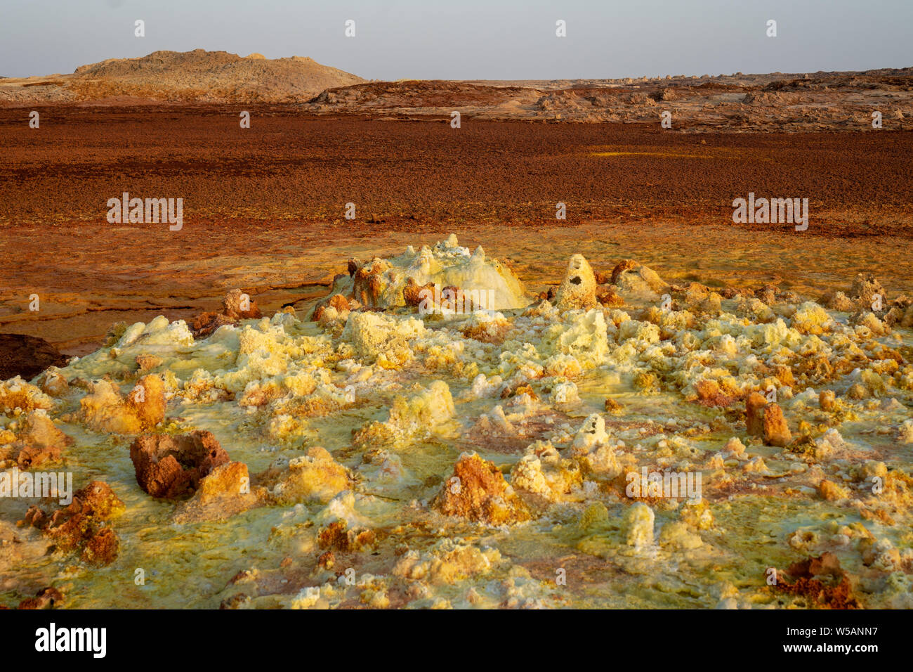 Coucher du soleil à Dalol dans le Dessert de Danakil, l'Éthiopie. L'un des meilleurs endroits sur la planète Banque D'Images