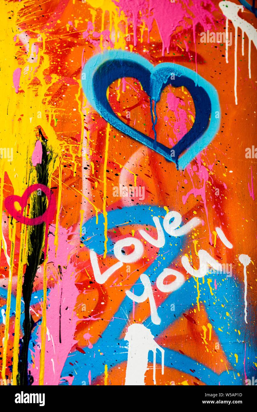 Art de rue, le mur de la maison peintes de couleurs vives avec des coeurs et sur le thème de l'amour, Montmartre, Paris, Ile-de-France, France Banque D'Images