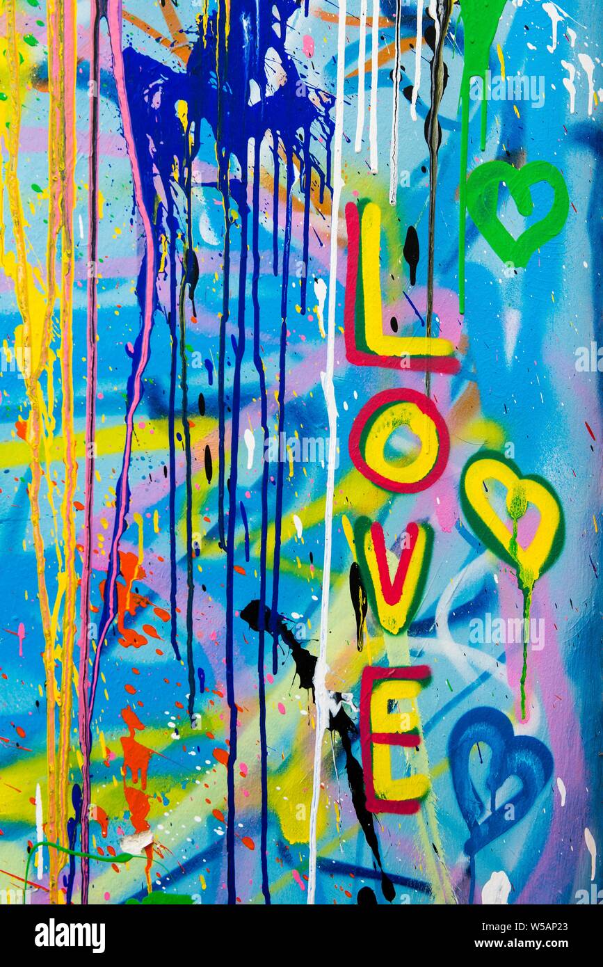 Art de rue, le mur de la maison peintes de couleurs vives avec des coeurs et sur le thème de l'amour, Montmartre, Paris, Ile-de-France, France Banque D'Images