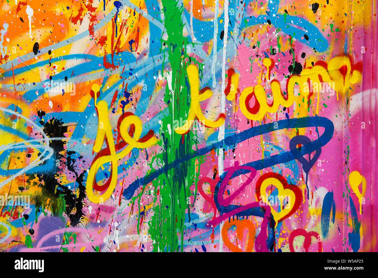 Art de rue, le mur de la maison peintes de couleurs vives avec des coeurs et sur le thème de l'amour, Montmartre, Paris, Ile-de-France, France Banque D'Images