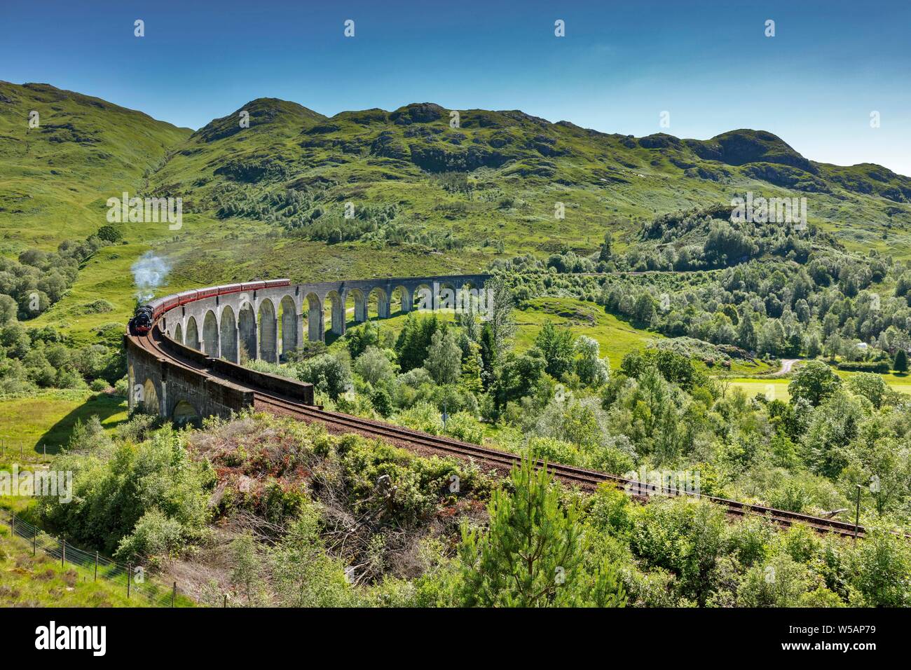 Viaduc de Glenfinnan des films de Harry Potter avec train historique jacobine, Express, Glenfinnan, Ecosse, Grande-Bretagne Banque D'Images