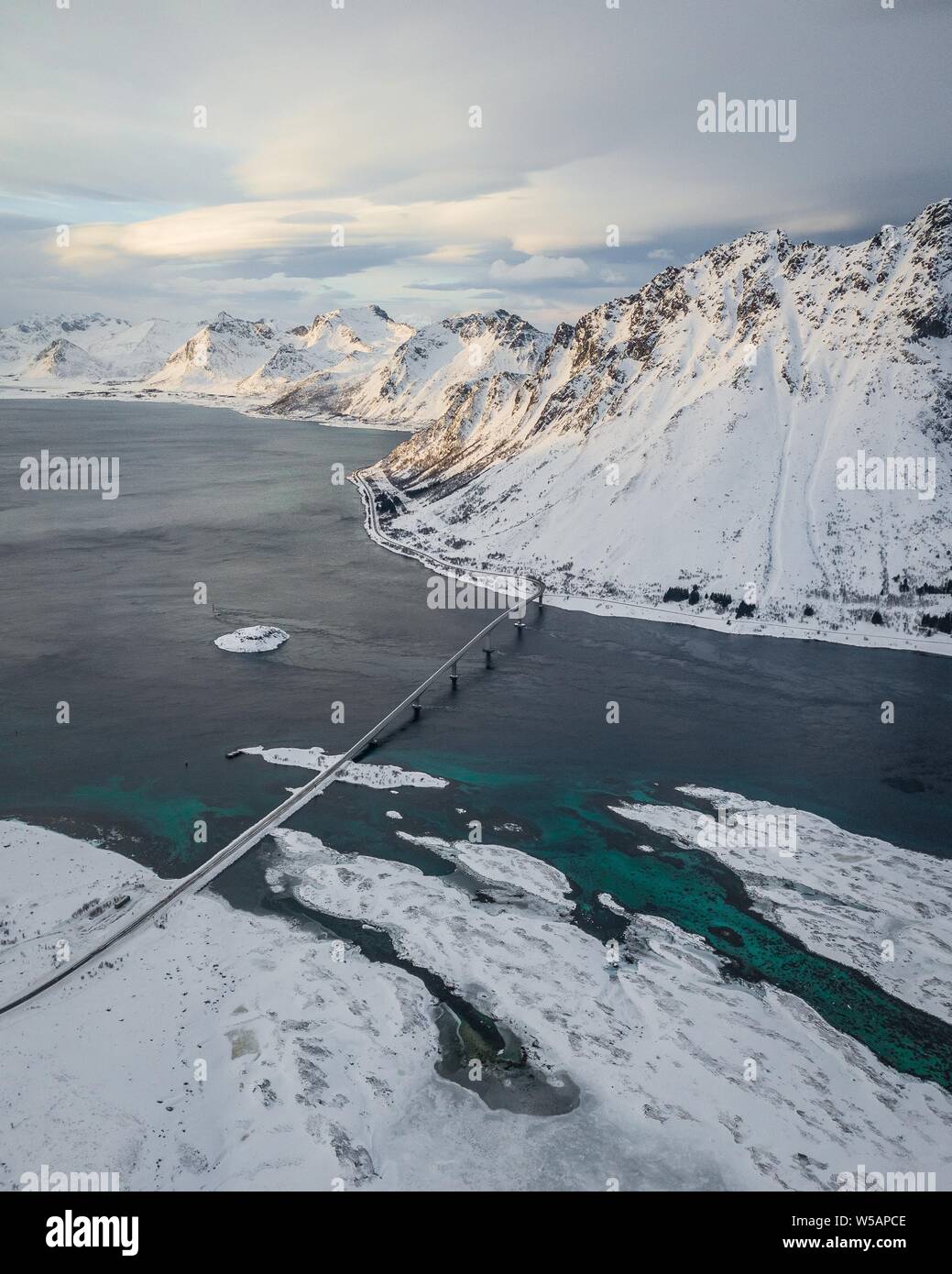 Gimsoystraumen Bridge en hiver, Gimsoy Bridge, drone abattu, Gimsoy, Lofoten, Norvège Banque D'Images