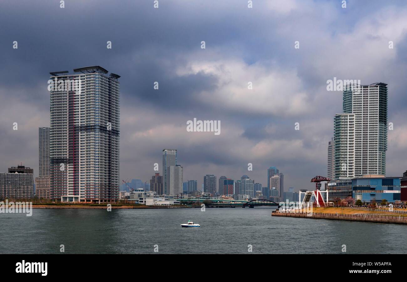 Vue de la baie de Tokyo et gratte-ciel, Ville Koto, Tokyo, Japon Banque D'Images