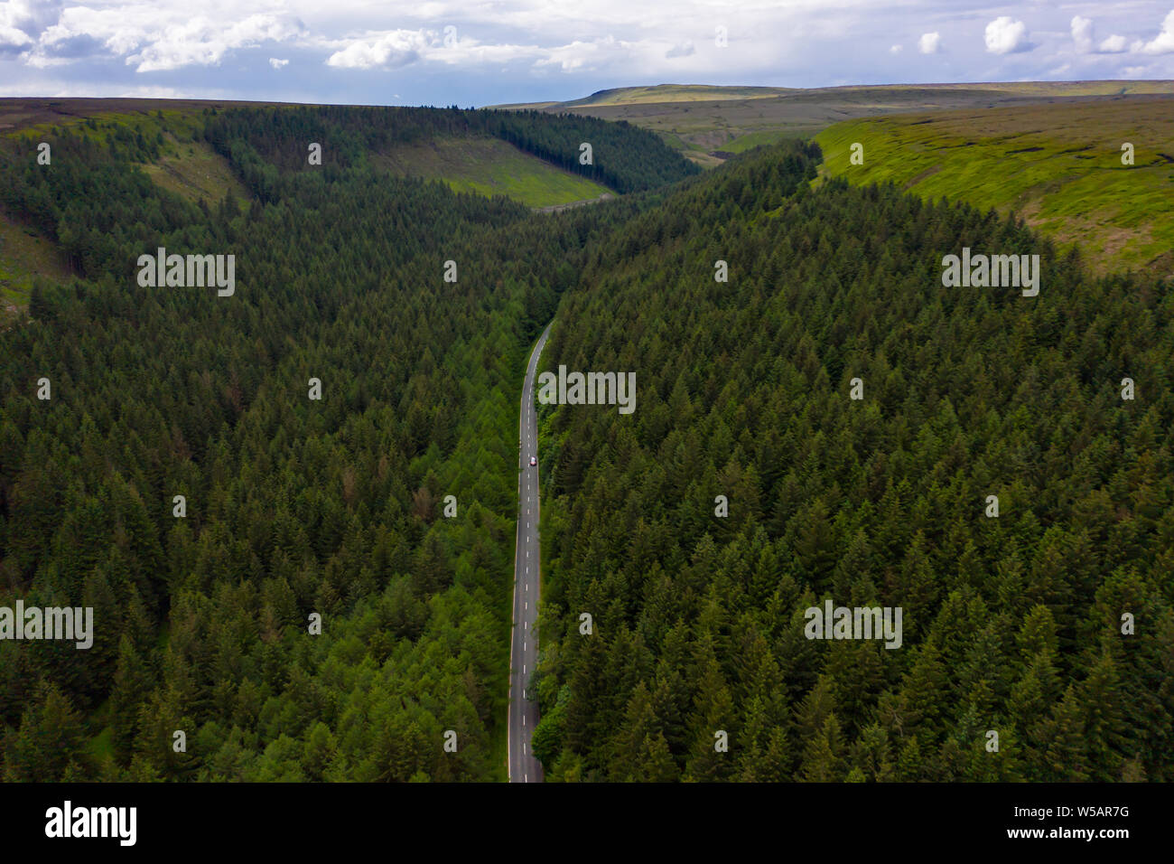 Vue aérienne de la célèbre route du col de serpents trouvés dans le Derbyshire hills du Peak District National Park, Royaume-Uni Banque D'Images Vue aérienne de la célèbre route du col de serpents trouvés dans le Derbyshire hills du Peak District National Park, Royaume-Uni Banque D'Images