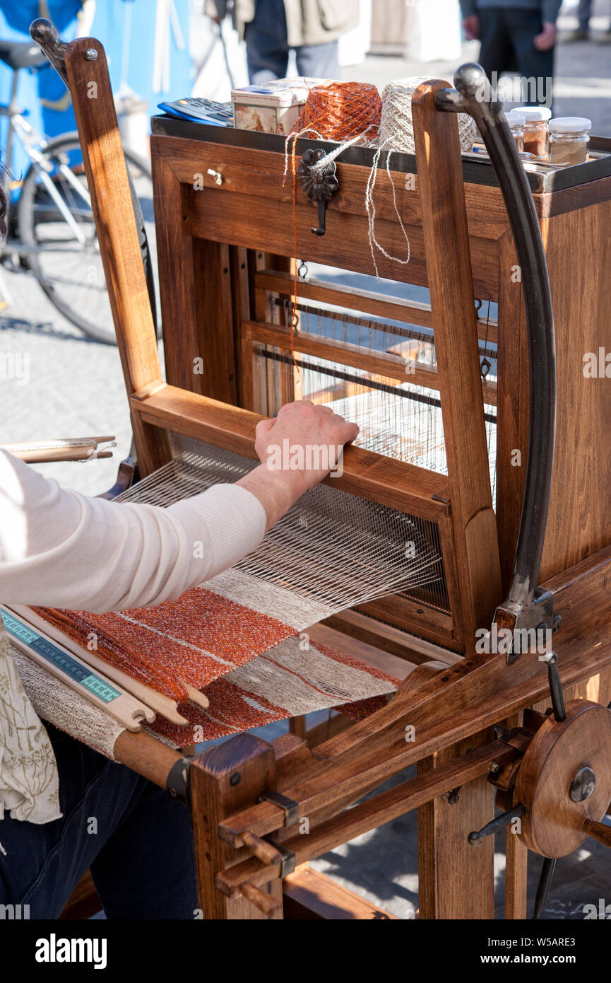 Close up hands of woman weaving pattern couleur traditionnelle de tissage à la main à tisser en bois. Banque D'Images