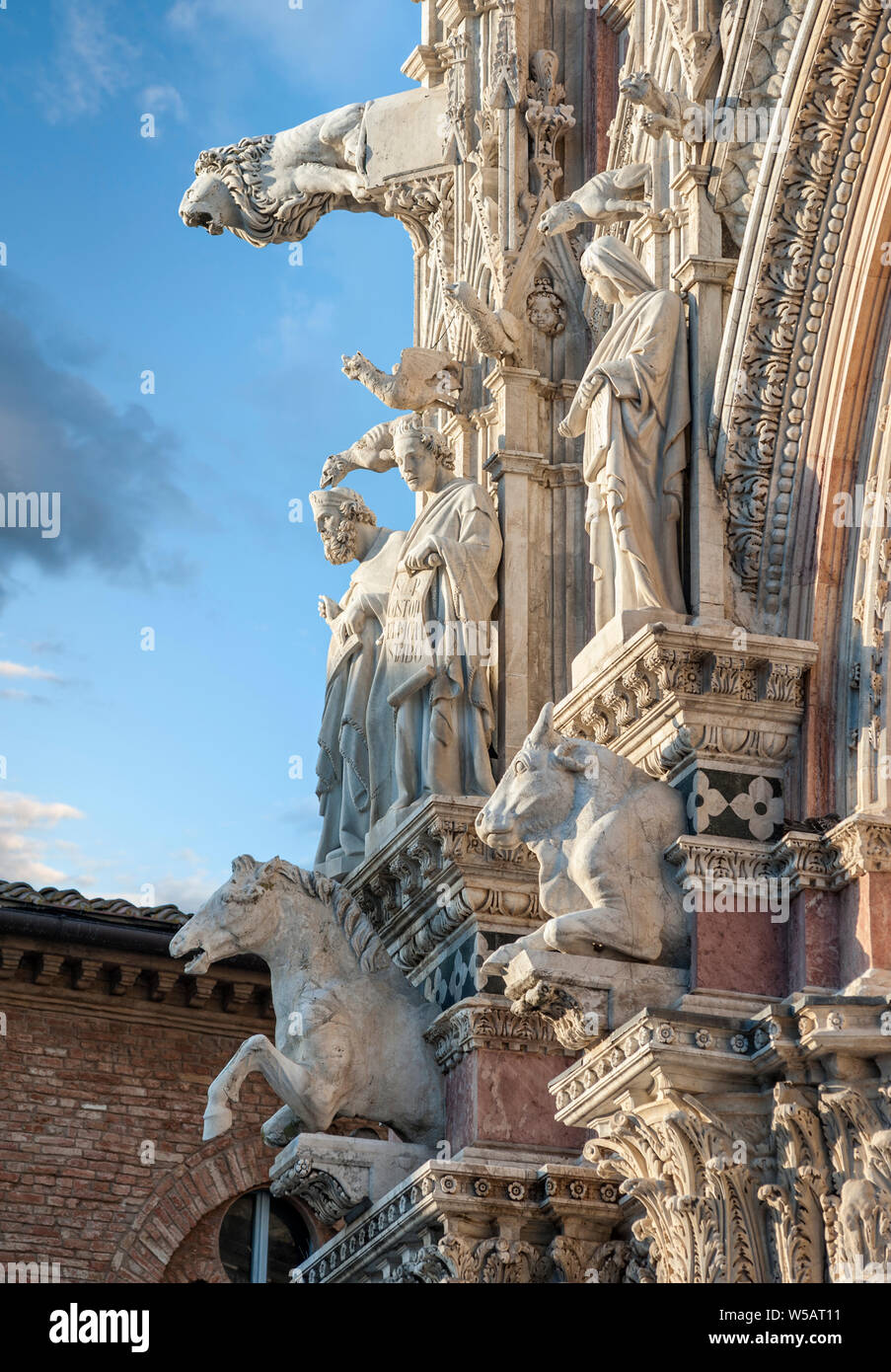 Détail de la façade de la cathédrale Santa Maria Assunta, avec la sculpture allégorique d'animaux, de prophète et de philosophes. Banque D'Images