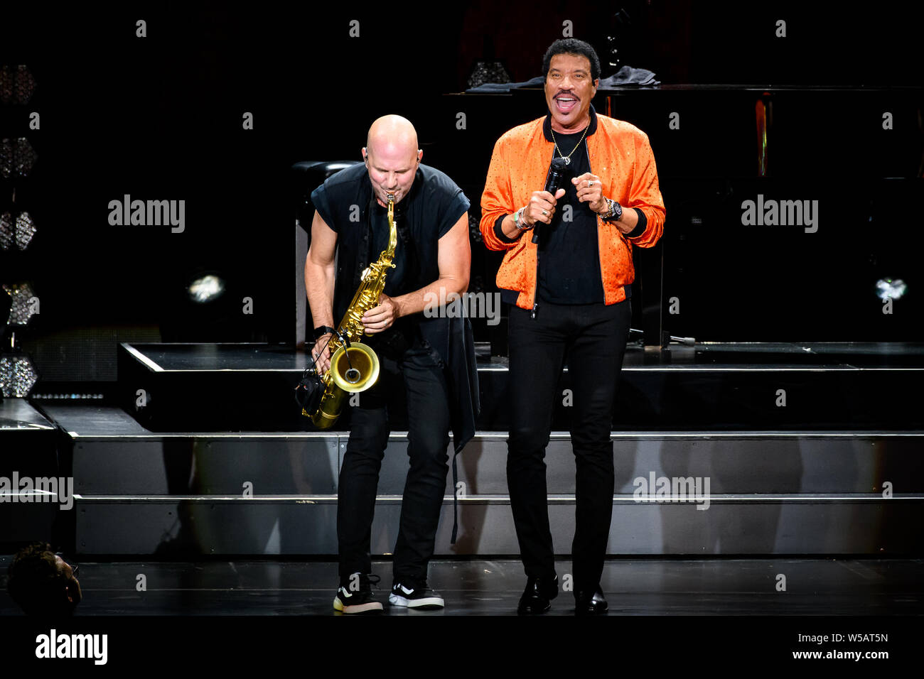 Un chanteur, auteur-compositeur, acteur et producteur de Lionel Richie avec Dino Soldo saxophoniste effectué un show de Toronto. Banque D'Images