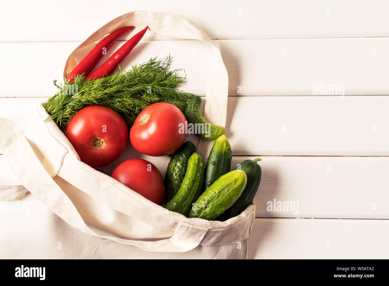 Mise à plat des légumes frais dans le textile écologique zéro déchets réutilisables panier sur fond blanc, à l'horizontale. Banque D'Images