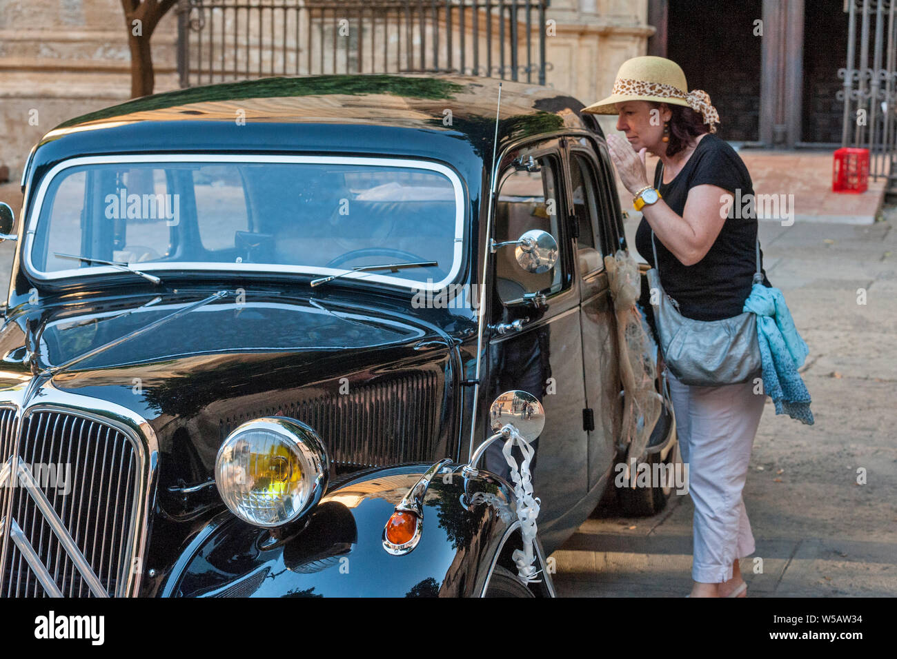 Citroen Traction Avant classique en stationnement pour un mariage à Málaga, Andalousie, Espagne Banque D'Images