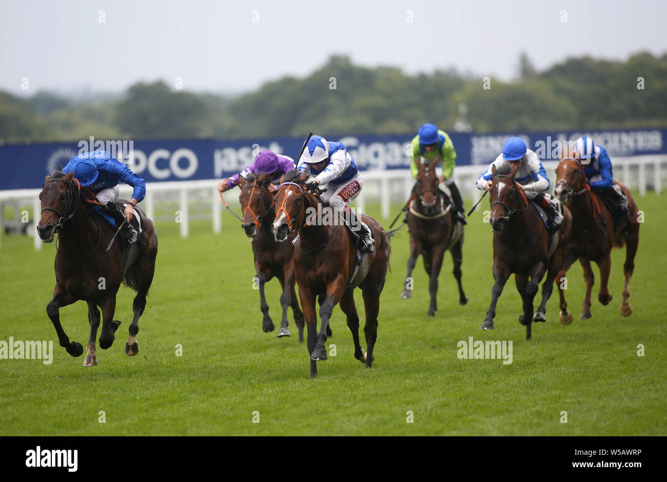 Al Dabaran monté par James Doyle (à gauche) remporte le groupe Wooldridge Pat Eddery Course exécuter pendant le roi George QIPCO Journée à l''hippodrome d''Ascot. Banque D'Images