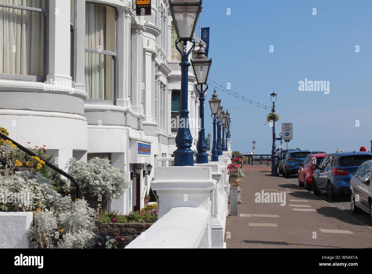 Les vacanciers profitant du beau temps sur la plage de Llandudno, au Pays de Galles Banque D'Images