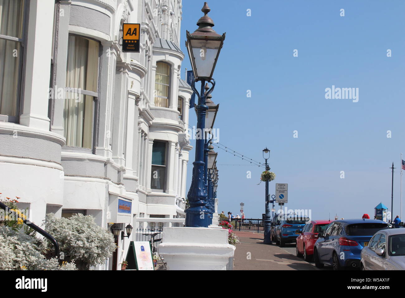 Les vacanciers profitant du beau temps sur la plage de Llandudno, au Pays de Galles Banque D'Images