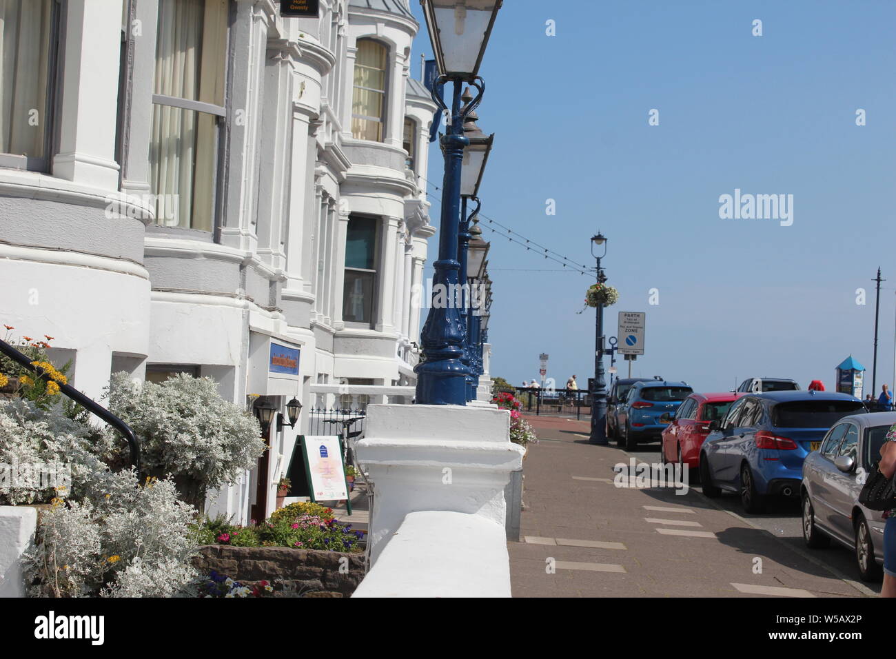 Les vacanciers profitant du beau temps sur la plage de Llandudno, au Pays de Galles Banque D'Images