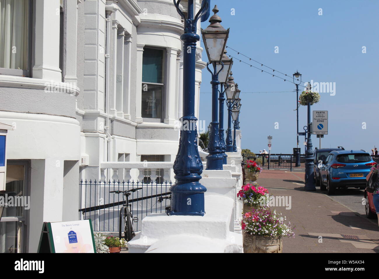 Les vacanciers profitant du beau temps sur la plage de Llandudno, au Pays de Galles Banque D'Images