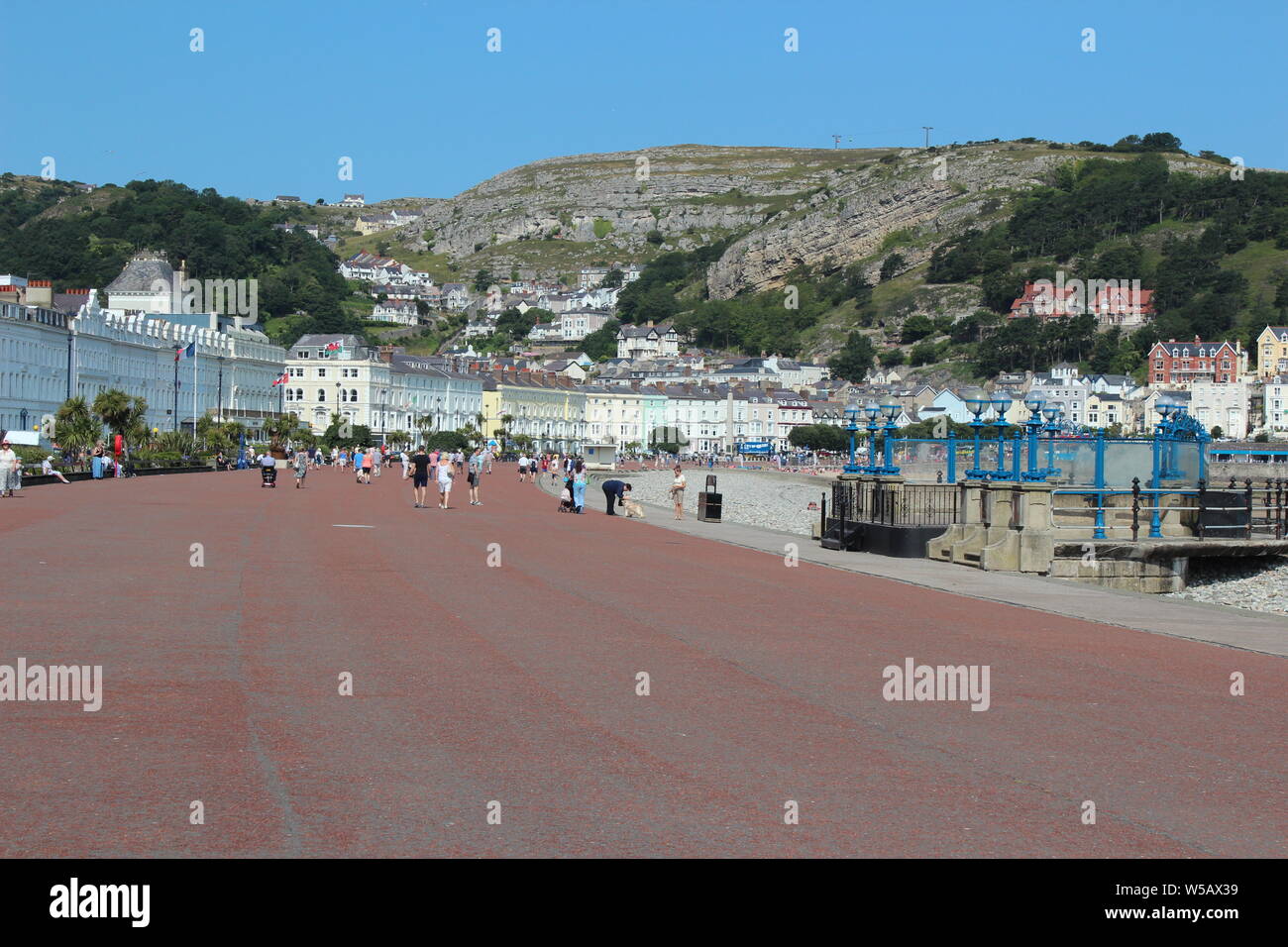Les vacanciers profitant du beau temps sur la plage de Llandudno, au Pays de Galles Banque D'Images
