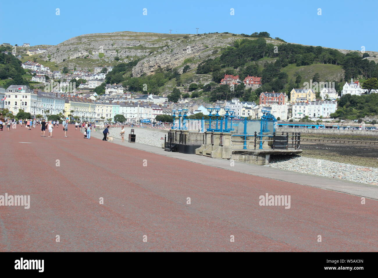 Les vacanciers profitant du beau temps sur la plage de Llandudno, au Pays de Galles Banque D'Images