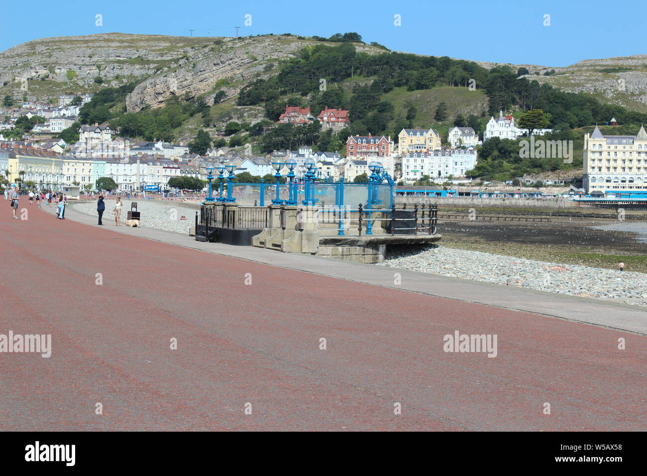 Les vacanciers profitant du beau temps sur la plage de Llandudno, au Pays de Galles Banque D'Images