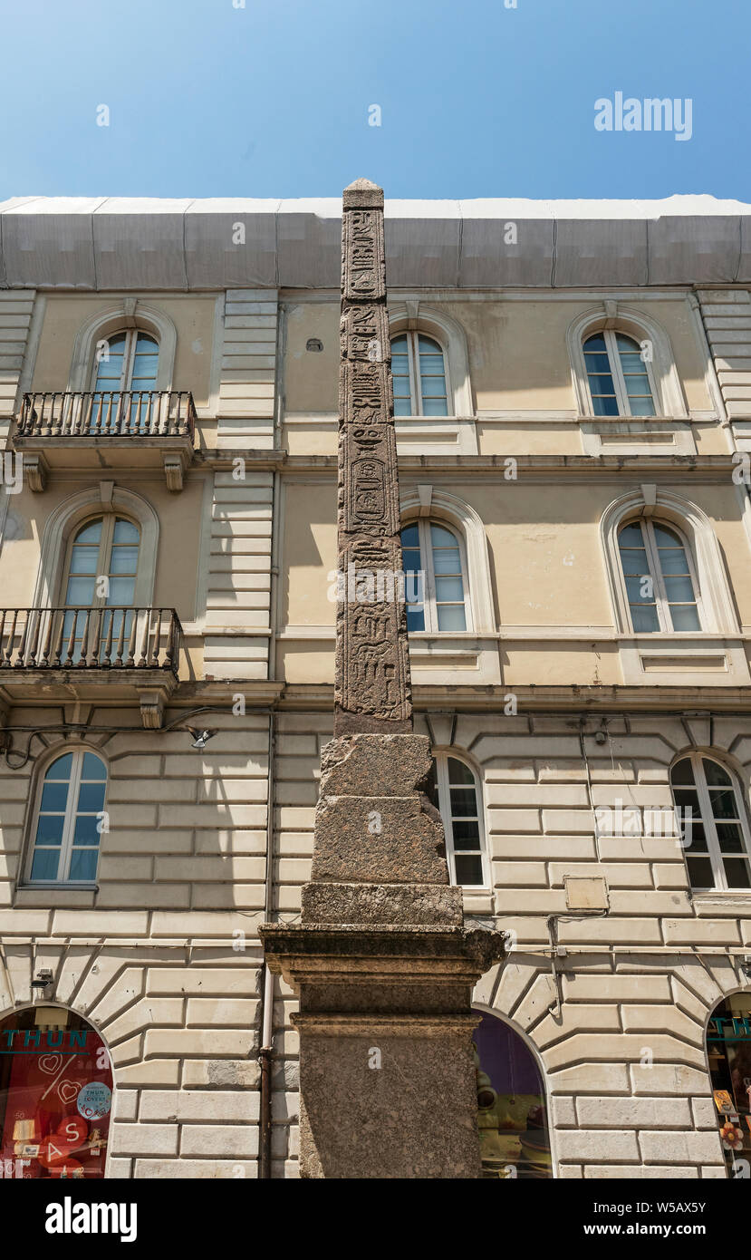 Obélisque de Domitien, AD 81-96, l'Obélisque du Temple d'Isis, maintenant dans la Piazza Papiniano, Bénévent, Campanie Banque D'Images