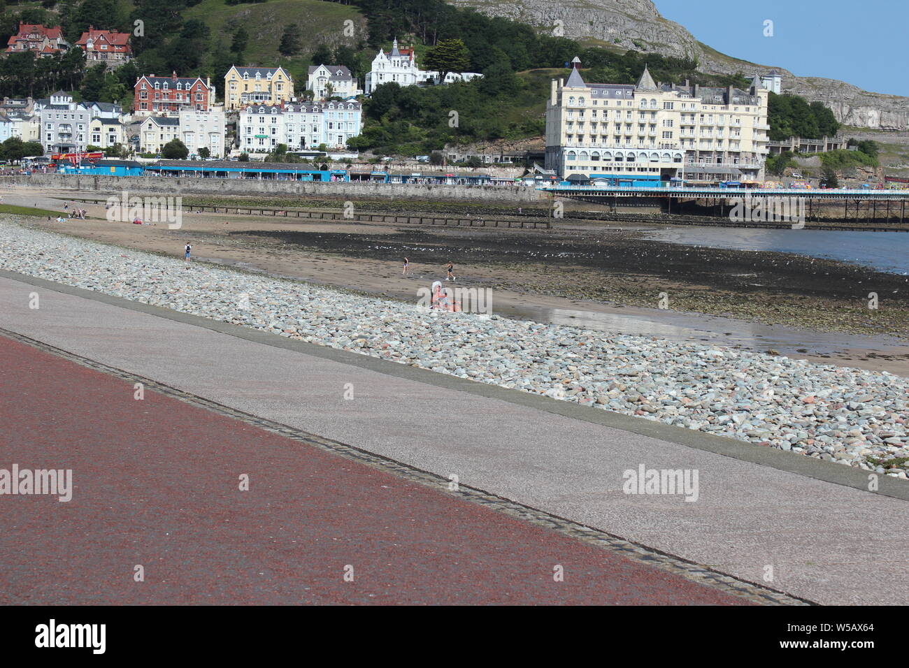 Les vacanciers profitant du beau temps sur la plage de Llandudno, au Pays de Galles Banque D'Images