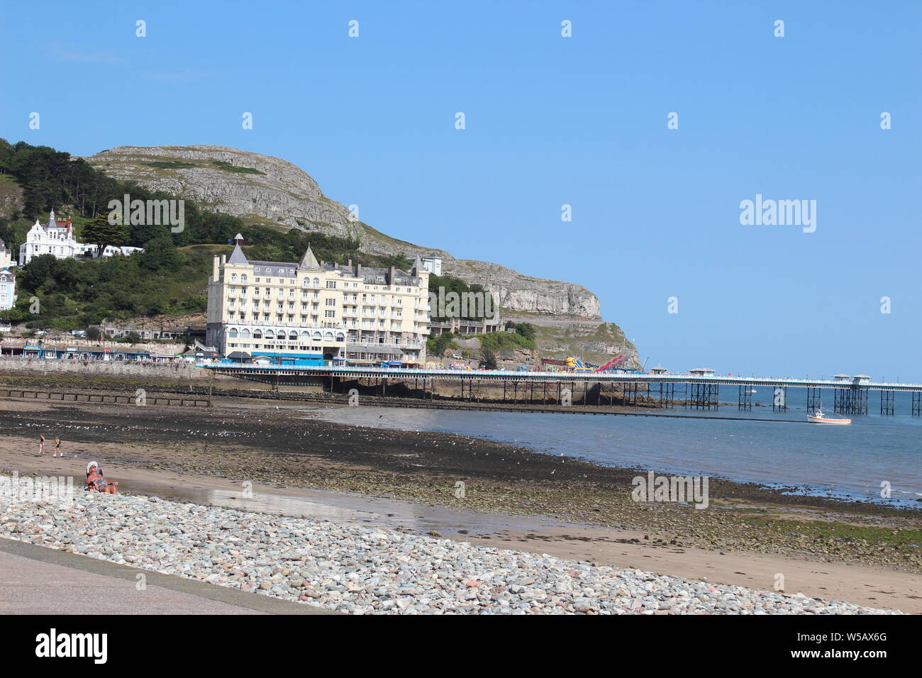 Les vacanciers profitant du beau temps sur la plage de Llandudno, au Pays de Galles Banque D'Images