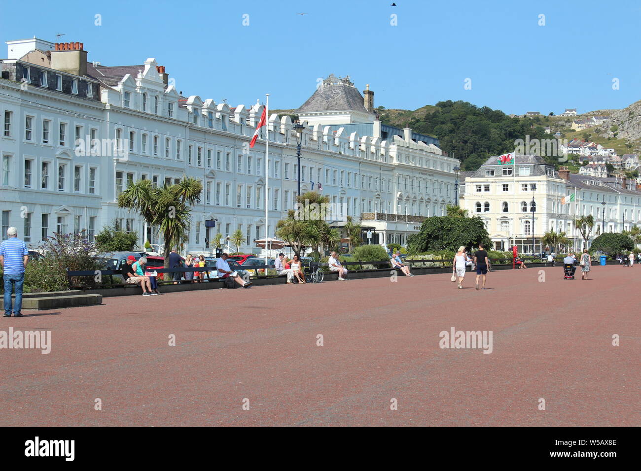 Les vacanciers profitant du beau temps sur la plage de Llandudno, au Pays de Galles Banque D'Images