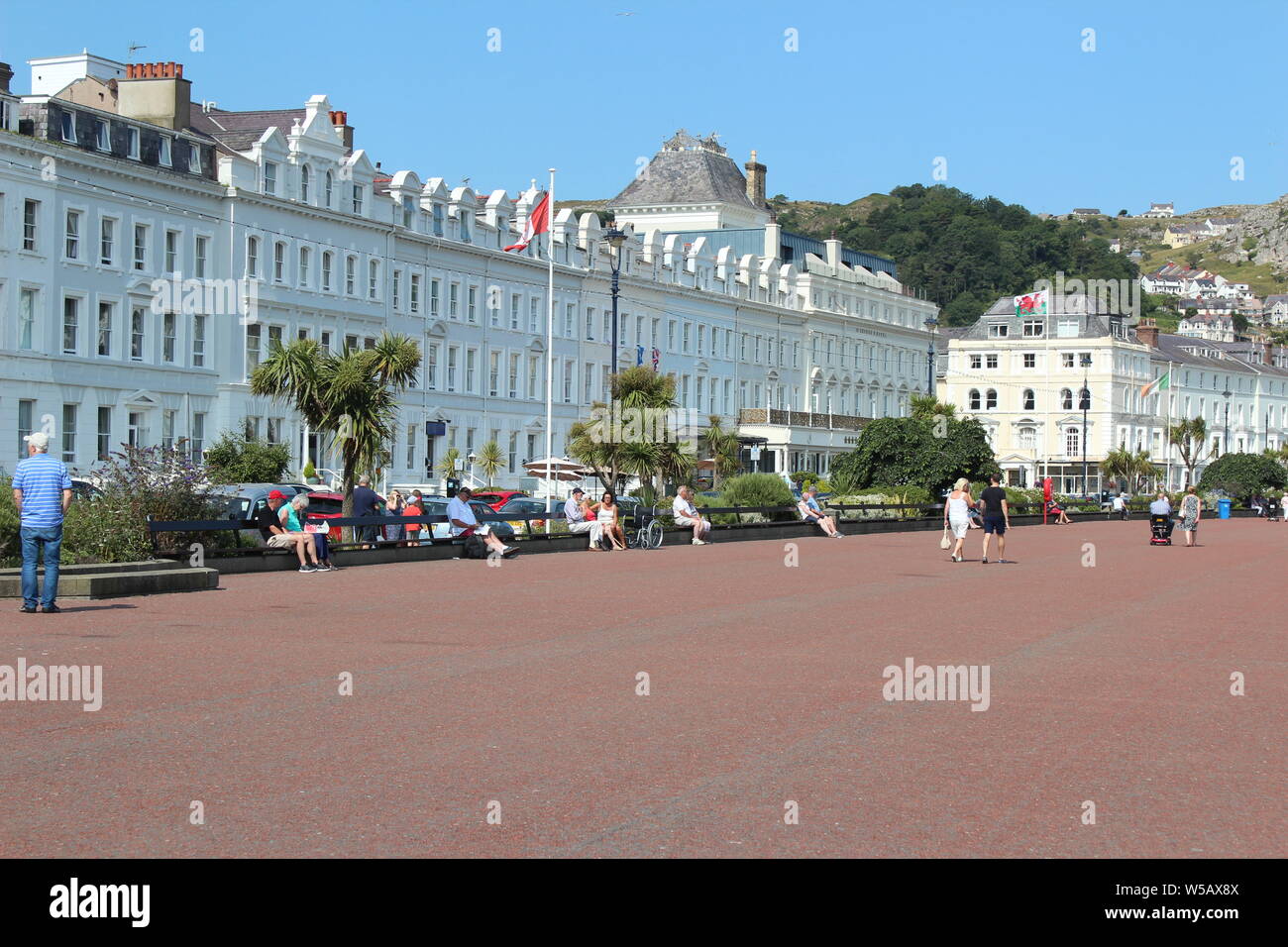 Les vacanciers profitant du beau temps sur la plage de Llandudno, au Pays de Galles Banque D'Images