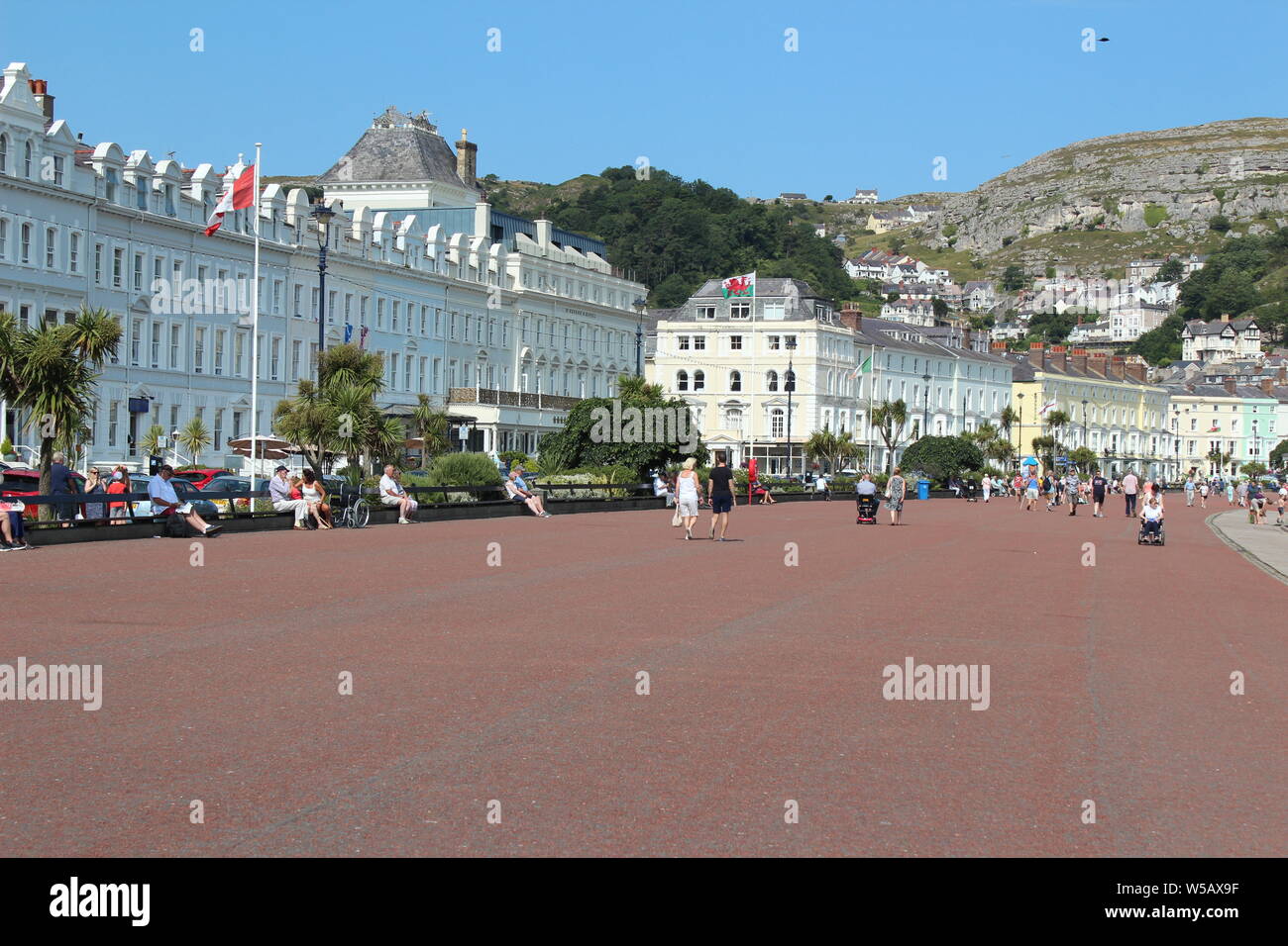 Les vacanciers profitant du beau temps sur la plage de Llandudno, au Pays de Galles Banque D'Images