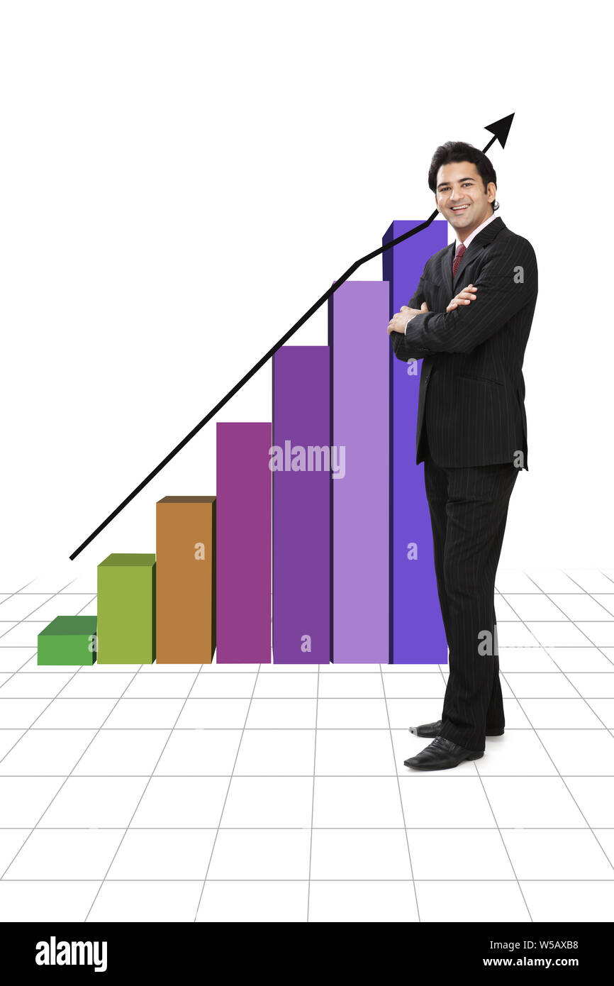 L'homme d'affaires debout devant le graphique à barres monte vers le haut Banque D'Images