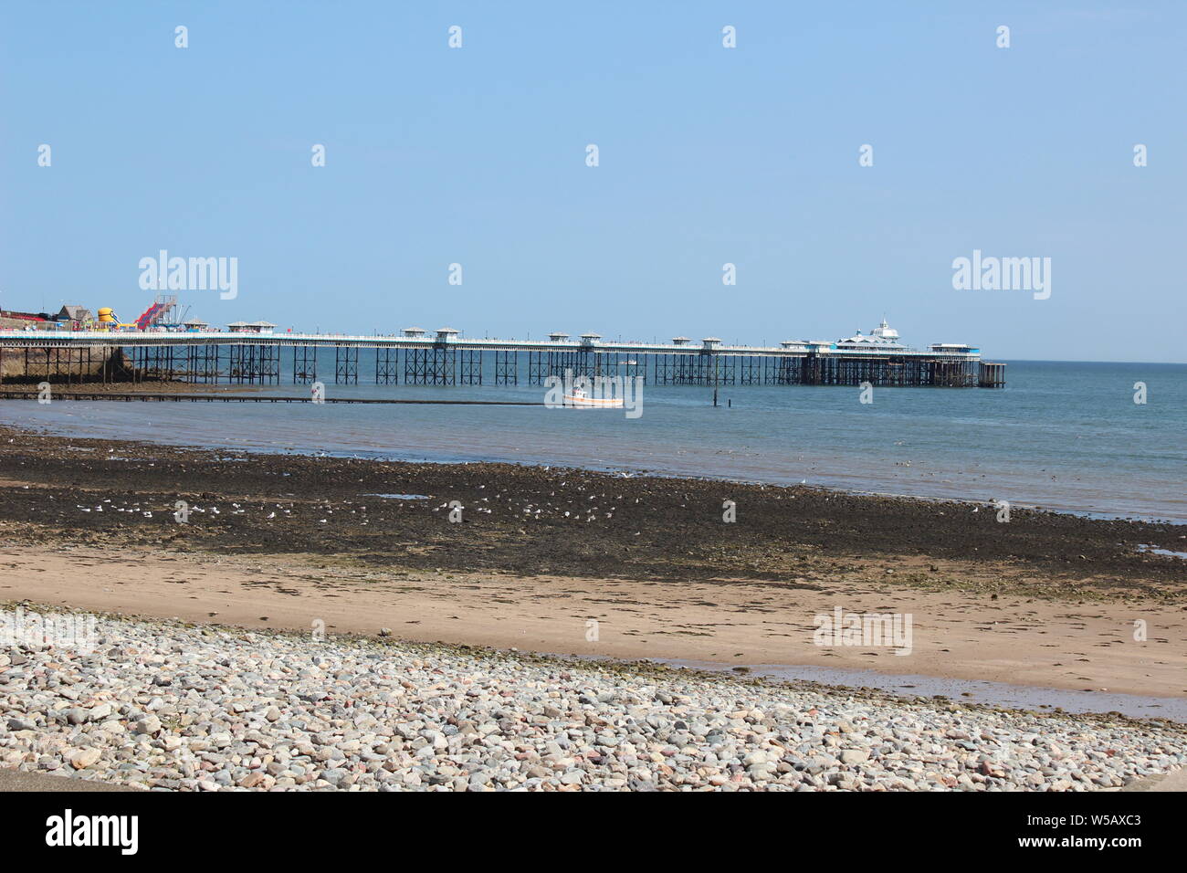 Les vacanciers profitant du beau temps sur la plage de Llandudno, au Pays de Galles Banque D'Images