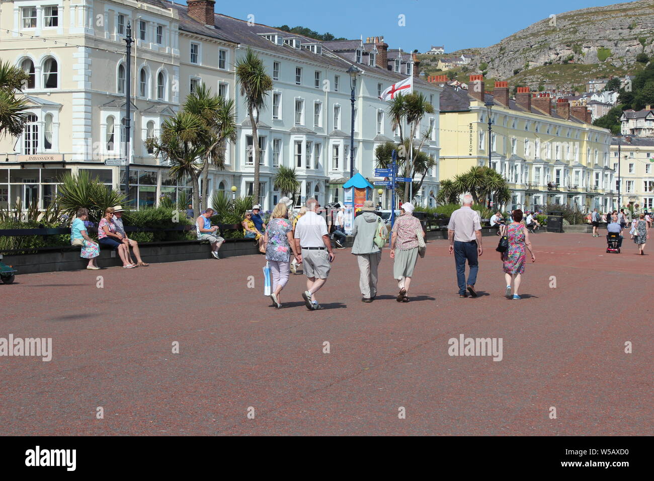 Les vacanciers profitant du beau temps sur la plage de Llandudno, au Pays de Galles Banque D'Images