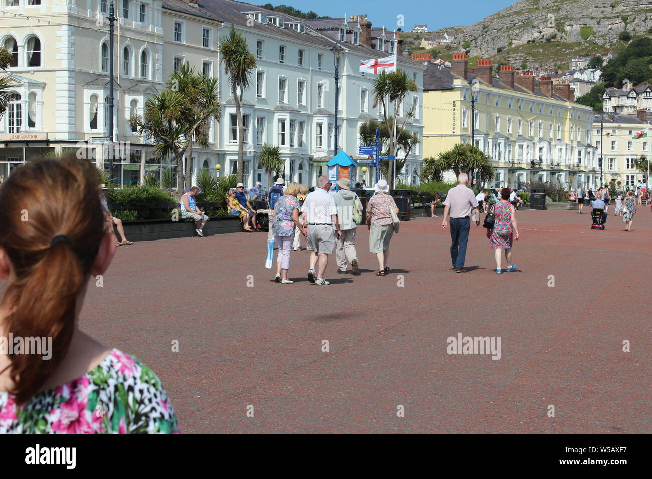Les vacanciers profitant du beau temps sur la plage de Llandudno, au Pays de Galles Banque D'Images