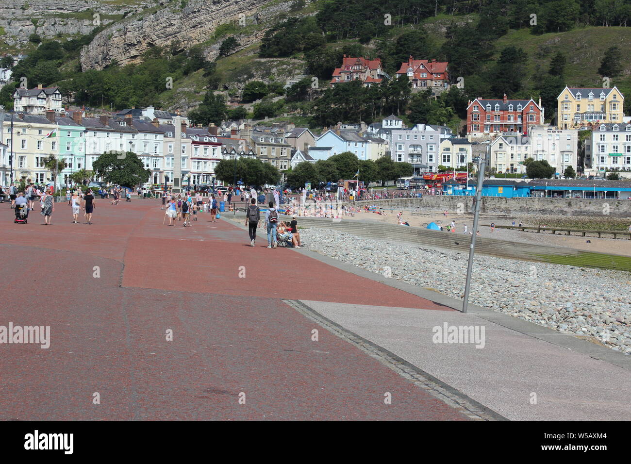 Les vacanciers profitant du beau temps sur la plage de Llandudno, au Pays de Galles Banque D'Images