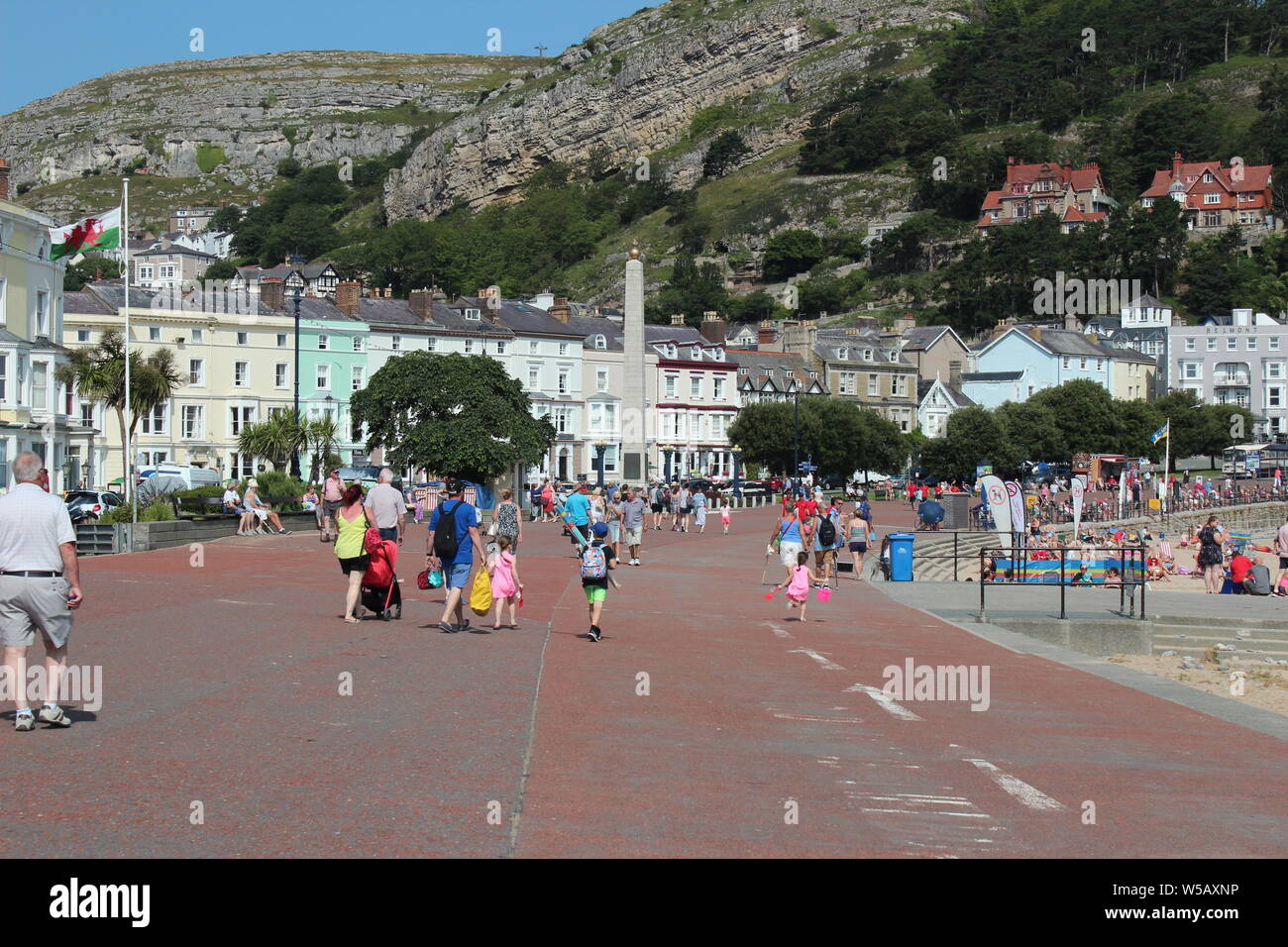 Les vacanciers profitant du beau temps sur la plage de Llandudno, au Pays de Galles Banque D'Images