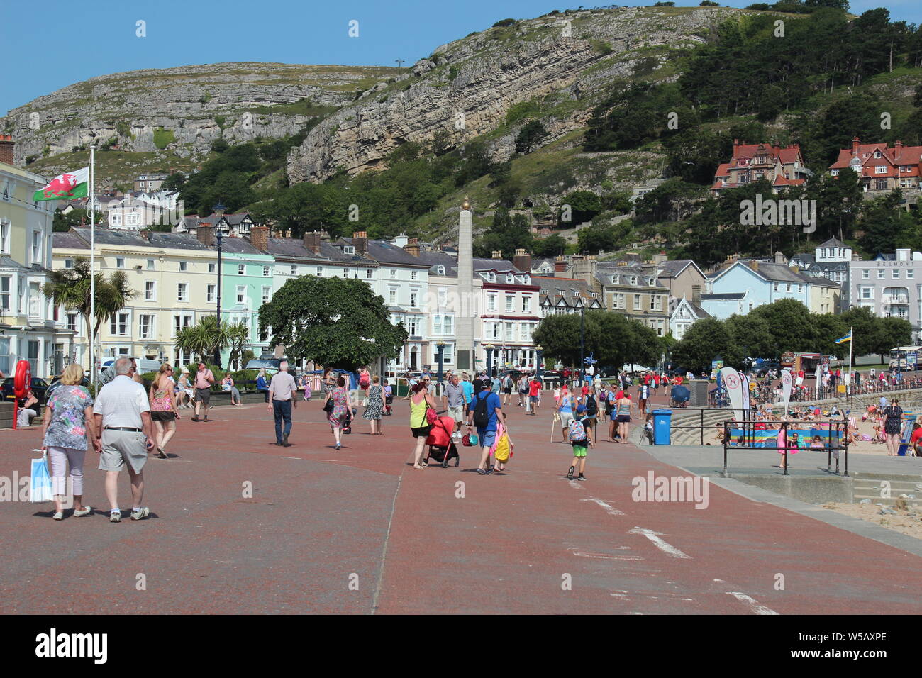 Les vacanciers profitant du beau temps sur la plage de Llandudno, au Pays de Galles Banque D'Images