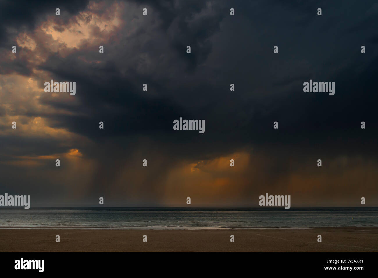 Orage Pluie nuages sombres montrant et trombe d'/ déluge sur la mer au cours de la vague de chaleur Vague de chaleur de l'été / Banque D'Images