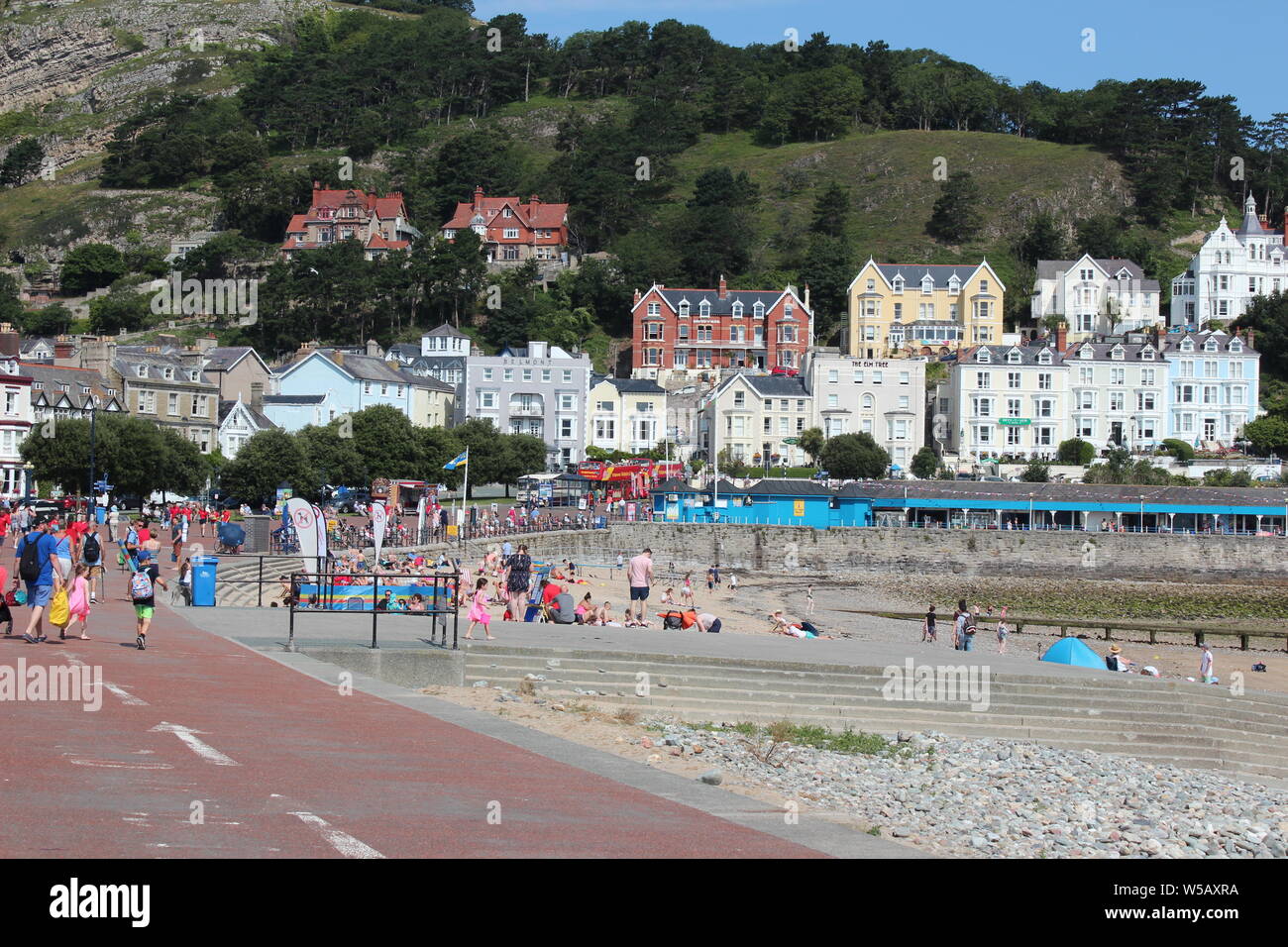 Les vacanciers profitant du beau temps sur la plage de Llandudno, au Pays de Galles Banque D'Images