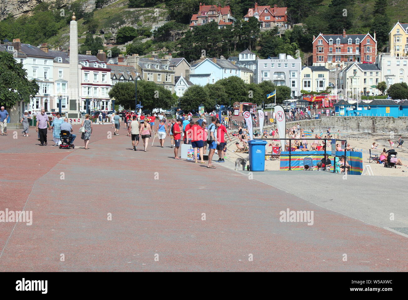 Les vacanciers profitant du beau temps sur la plage de Llandudno, au Pays de Galles Banque D'Images