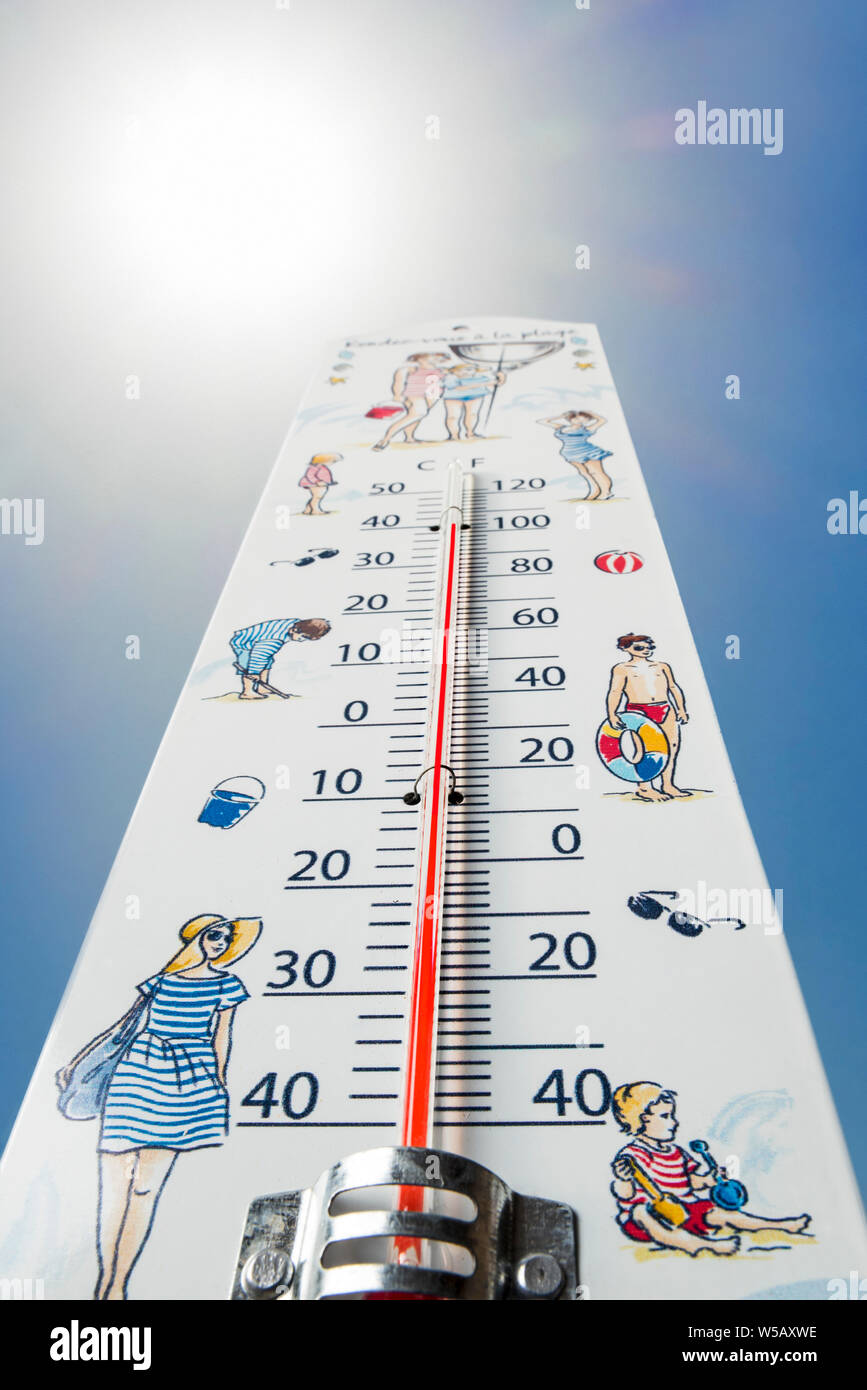 La vue à œil de ver du thermomètre mesure une température extrêmement chaude de 40 degrés Celsius / 40 °C / 40 °C / 100 °F pendant la vague de chaleur / la vague de chaleur en été Banque D'Images