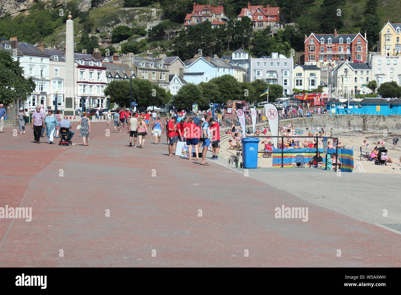 Les vacanciers profitant du beau temps sur la plage de Llandudno, au Pays de Galles Banque D'Images