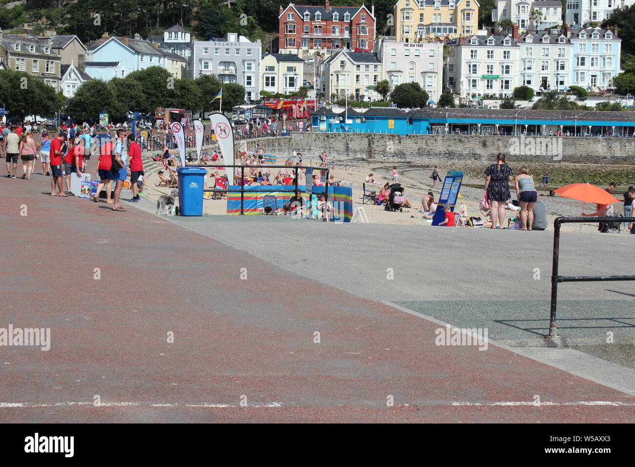 Les vacanciers profitant du beau temps sur la plage de Llandudno, au Pays de Galles Banque D'Images