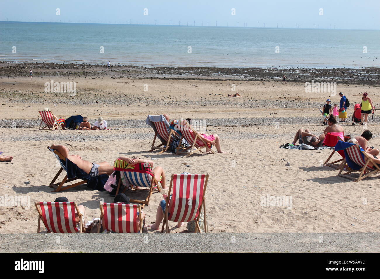 Les vacanciers profitant du beau temps sur la plage de Llandudno, au Pays de Galles Banque D'Images