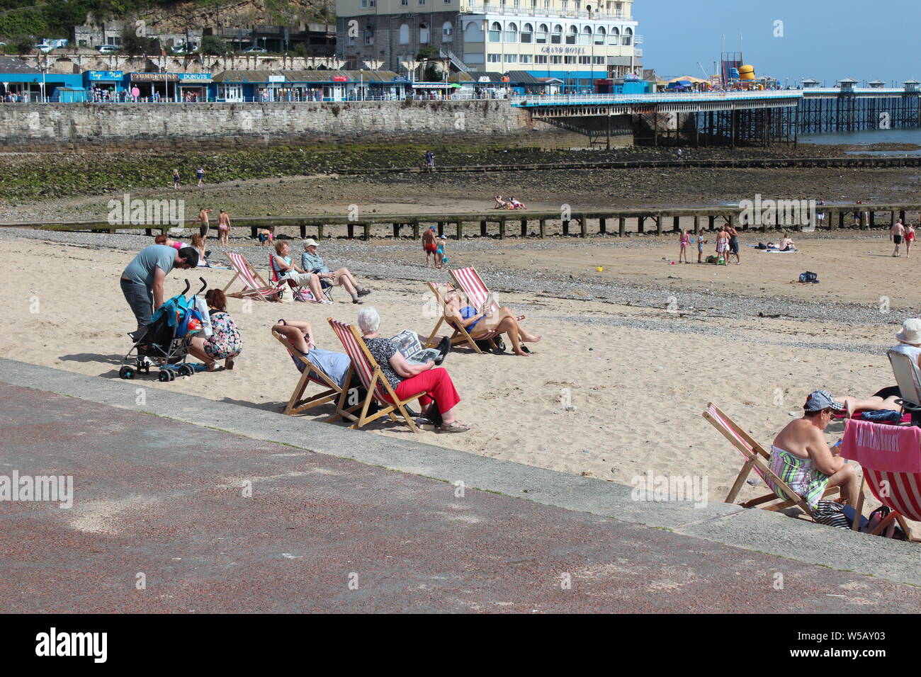 Les vacanciers profitant du beau temps sur la plage de Llandudno, au Pays de Galles Banque D'Images
