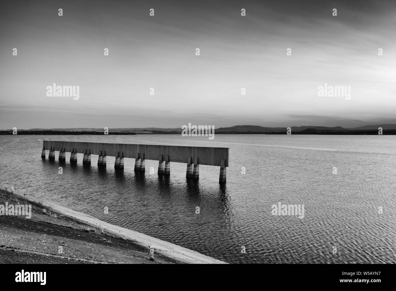 Barrage de Nechranice en République tchèque. .Surface de l'eau a une extension de 1338 ha. À l'exception de ceci, c'est un barrage avec plus longue jetée répandit en Europe centrale, Banque D'Images