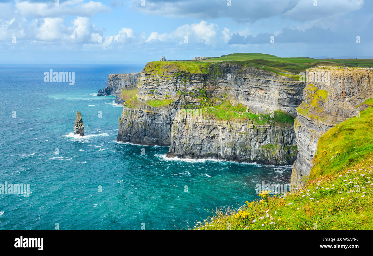Vue panoramique sur les falaises de Moher, l'une des attractions de touristes les plus populaires en Irlande, dans le comté de Clare. Banque D'Images