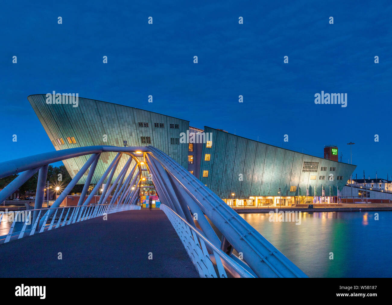 Musée des sciences NEMO à Amsterdam à Oosterdok Kai, Amsterdam, Noord-Holland, Hollande du Nord, Pays-Bas, Europe Banque D'Images