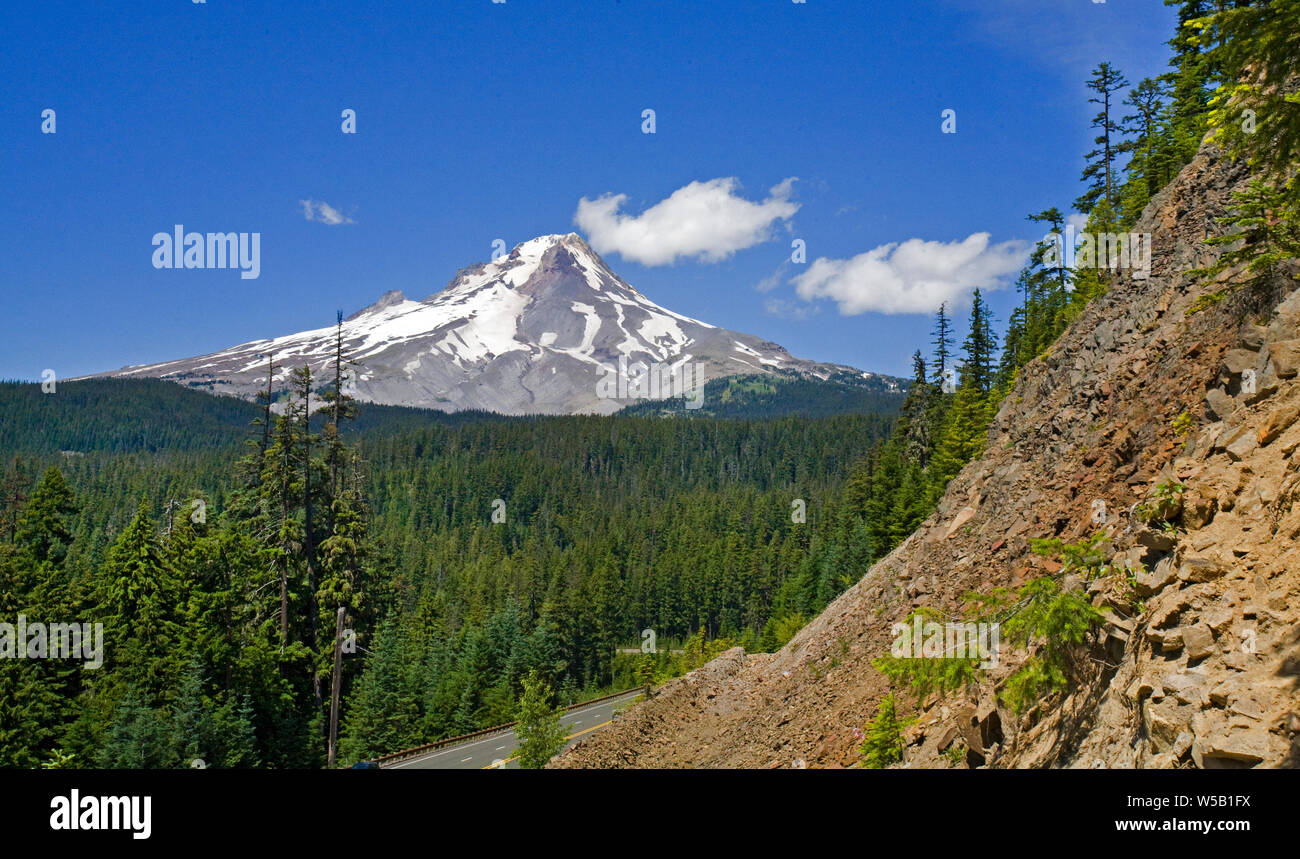 Majestueux Mont Hood, le plus haut sommet de l'Oregon à 11 250', est un volcan endormi dans l'Cascde montagnes du nord de l'Oregon. Il a tué 46 grimpeurs sinc Banque D'Images